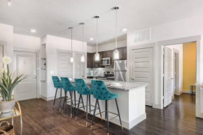 Lux, Lavish and Spacious 2/2 w/ rental car option